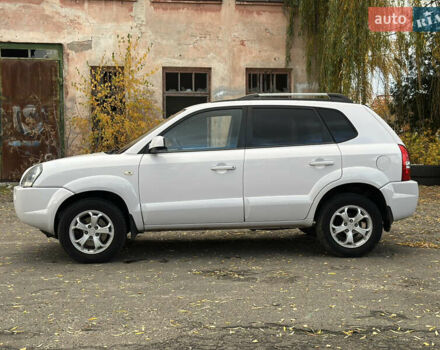 Белый Хендай Туксон, объемом двигателя 2 л и пробегом 221 тыс. км за 7700 $, фото 3 на Automoto.ua