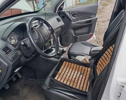 Белый Хендай Туксон, объемом двигателя 1.98 л и пробегом 200 тыс. км за 8500 $, фото 6 на Automoto.ua