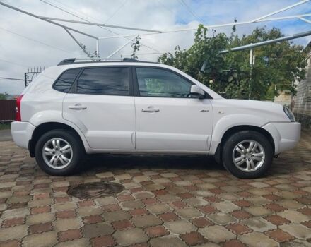 Белый Хендай Туксон, объемом двигателя 2 л и пробегом 120 тыс. км за 9600 $, фото 3 на Automoto.ua