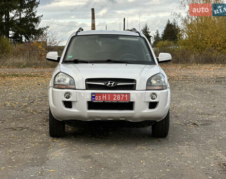 Белый Хендай Туксон, объемом двигателя 2 л и пробегом 221 тыс. км за 7700 $, фото 2 на Automoto.ua