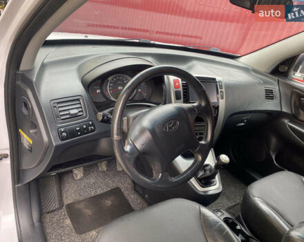 Білий Хендай Туксон, об'ємом двигуна 2 л та пробігом 210 тис. км за 7890 $, фото 9 на Automoto.ua