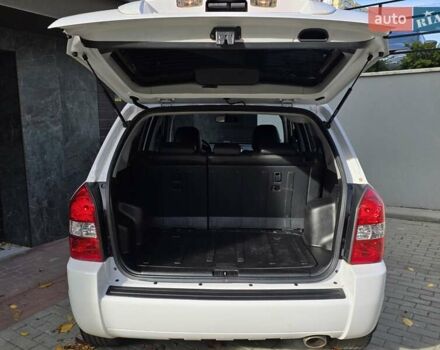 Хендай Туксон 2009 в Тернополе на Automoto.ua Белый Хендай Туксон, объемом двигателя 2 л и пробегом 212 тыс. км за 7350 $, фото 28 на Automoto.ua