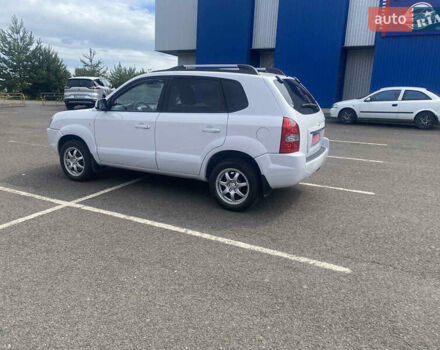 Білий Хендай Туксон, об'ємом двигуна 2 л та пробігом 210 тис. км за 7890 $, фото 3 на Automoto.ua