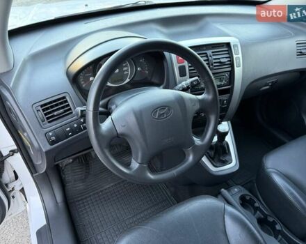 Білий Хендай Туксон, об'ємом двигуна 1.98 л та пробігом 163 тис. км за 8900 $, фото 15 на Automoto.ua