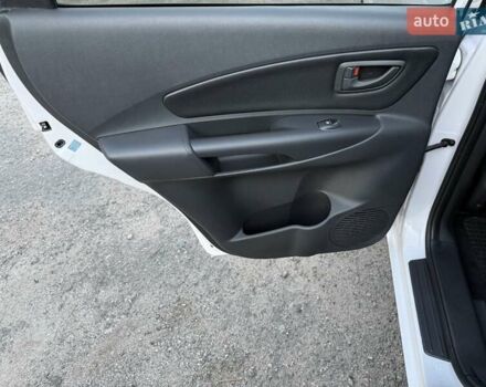 Білий Хендай Туксон, об'ємом двигуна 1.98 л та пробігом 163 тис. км за 8900 $, фото 21 на Automoto.ua