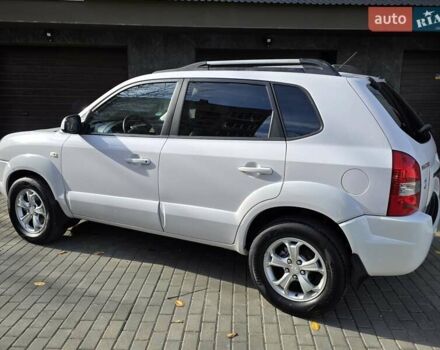 Хендай Туксон 2009 в Тернополе на Automoto.ua Белый Хендай Туксон, объемом двигателя 2 л и пробегом 212 тыс. км за 7350 $, фото 5 на Automoto.ua