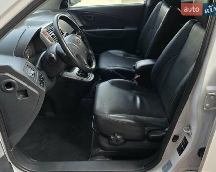 Хендай Туксон 2009 в Тернополе на Automoto.ua Белый Хендай Туксон, объемом двигателя 2 л и пробегом 212 тыс. км за 7350 $, фото 20 на Automoto.ua