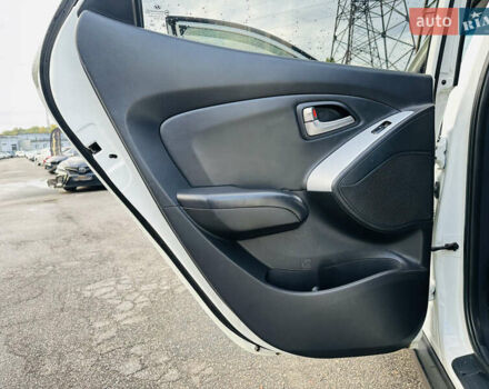 Хендай Туксон 2010 в Харькове на Automoto.ua Белый Хендай Туксон, объемом двигателя 2.36 л и пробегом 163 тыс. км за 11900 $, фото 16 на Automoto.ua
