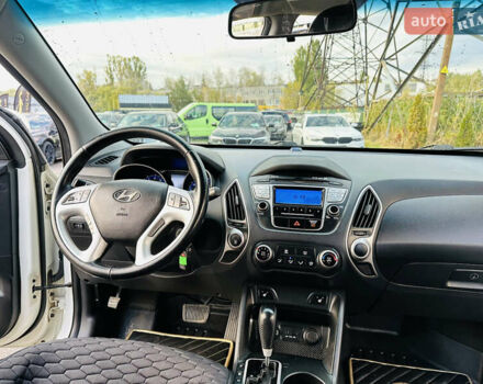 Хендай Туксон 2010 в Харькове на Automoto.ua Белый Хендай Туксон, объемом двигателя 2.36 л и пробегом 163 тыс. км за 11900 $, фото 19 на Automoto.ua