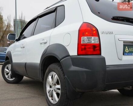 Білий Хендай Туксон, об'ємом двигуна 1.98 л та пробігом 186 тис. км за 8777 $, фото 7 на Automoto.ua