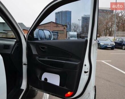 Білий Хендай Туксон, об'ємом двигуна 1.98 л та пробігом 186 тис. км за 8777 $, фото 34 на Automoto.ua