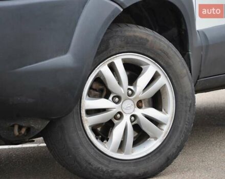 Білий Хендай Туксон, об'ємом двигуна 1.98 л та пробігом 186 тис. км за 8777 $, фото 11 на Automoto.ua