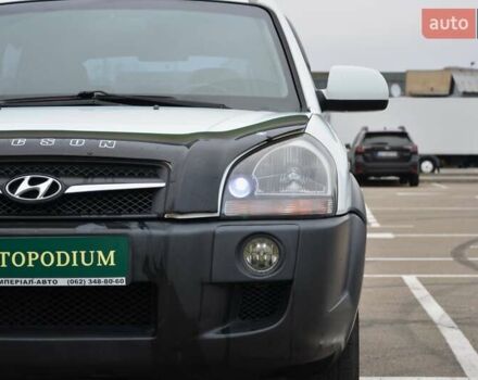 Білий Хендай Туксон, об'ємом двигуна 1.98 л та пробігом 186 тис. км за 8777 $, фото 13 на Automoto.ua