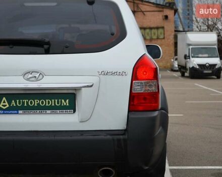 Білий Хендай Туксон, об'ємом двигуна 1.98 л та пробігом 186 тис. км за 8777 $, фото 15 на Automoto.ua