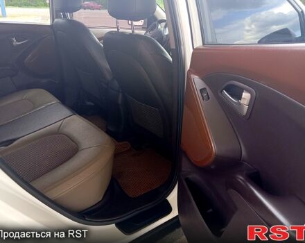 Белый Хендай Туксон, объемом двигателя 2.4 л и пробегом 87 тыс. км за 11500 $, фото 12 на Automoto.ua