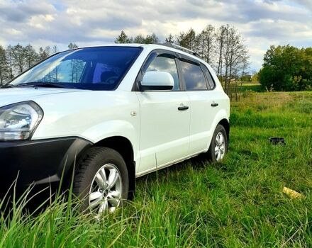 Белый Хендай Туксон, объемом двигателя 2 л и пробегом 170 тыс. км за 9000 $, фото 3 на Automoto.ua