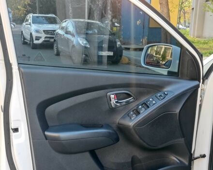 Білий Хендай Туксон, об'ємом двигуна 2 л та пробігом 96 тис. км за 13500 $, фото 13 на Automoto.ua