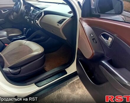 Белый Хендай Туксон, объемом двигателя 2.4 л и пробегом 87 тыс. км за 11500 $, фото 11 на Automoto.ua