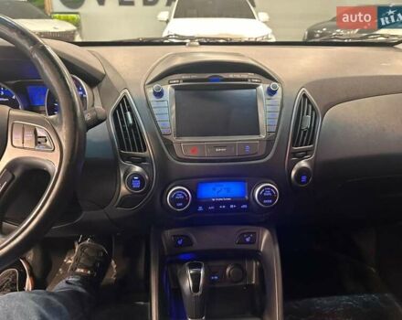 Белый Хендай Туксон, объемом двигателя 2 л и пробегом 150 тыс. км за 14500 $, фото 13 на Automoto.ua