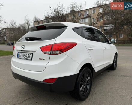 Белый Хендай Туксон, объемом двигателя 2 л и пробегом 99 тыс. км за 15500 $, фото 5 на Automoto.ua