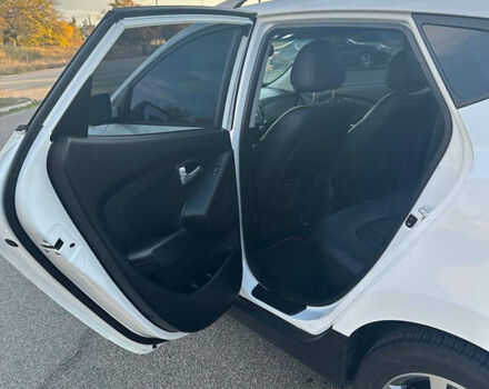 Белый Хендай Туксон, объемом двигателя 2 л и пробегом 182 тыс. км за 14900 $, фото 26 на Automoto.ua