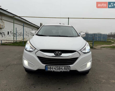 Белый Хендай Туксон, объемом двигателя 2 л и пробегом 99 тыс. км за 15500 $, фото 1 на Automoto.ua