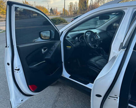 Белый Хендай Туксон, объемом двигателя 2 л и пробегом 182 тыс. км за 14900 $, фото 30 на Automoto.ua