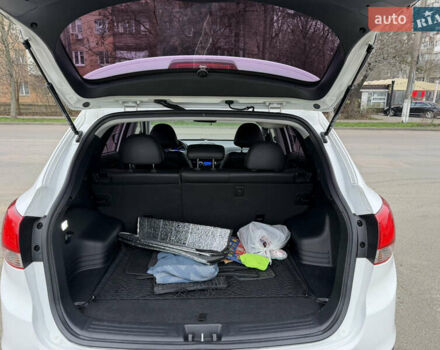 Белый Хендай Туксон, объемом двигателя 2 л и пробегом 99 тыс. км за 15500 $, фото 15 на Automoto.ua