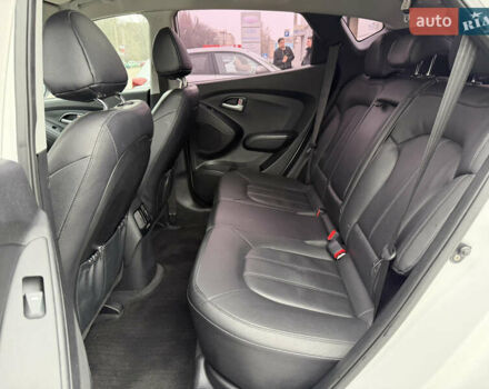 Белый Хендай Туксон, объемом двигателя 2 л и пробегом 99 тыс. км за 15500 $, фото 10 на Automoto.ua