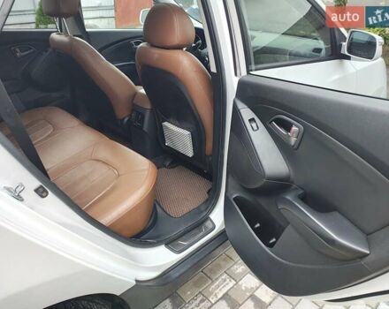 Білий Хендай Туксон, об'ємом двигуна 2.36 л та пробігом 152 тис. км за 9800 $, фото 9 на Automoto.ua