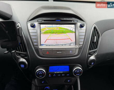 Белый Хендай Туксон, объемом двигателя 2 л и пробегом 99 тыс. км за 15500 $, фото 22 на Automoto.ua