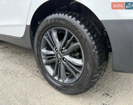 Белый Хендай Туксон, объемом двигателя 2 л и пробегом 99 тыс. км за 15500 $, фото 8 на Automoto.ua