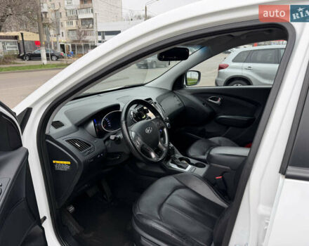 Белый Хендай Туксон, объемом двигателя 2 л и пробегом 99 тыс. км за 15500 $, фото 11 на Automoto.ua