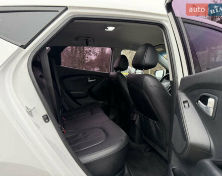 Белый Хендай Туксон, объемом двигателя 2 л и пробегом 99 тыс. км за 15500 $, фото 13 на Automoto.ua