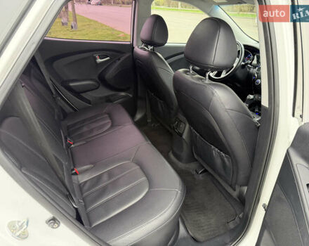 Белый Хендай Туксон, объемом двигателя 2 л и пробегом 99 тыс. км за 15500 $, фото 14 на Automoto.ua