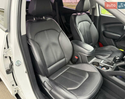 Белый Хендай Туксон, объемом двигателя 2 л и пробегом 99 тыс. км за 15500 $, фото 18 на Automoto.ua