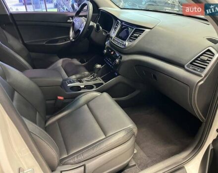Белый Хендай Туксон, объемом двигателя 2 л и пробегом 152 тыс. км за 18800 $, фото 19 на Automoto.ua