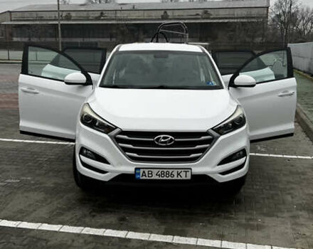 Белый Хендай Туксон, объемом двигателя 2 л и пробегом 180 тыс. км за 16300 $, фото 2 на Automoto.ua