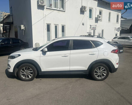 Белый Хендай Туксон, объемом двигателя 2 л и пробегом 230 тыс. км за 16800 $, фото 3 на Automoto.ua