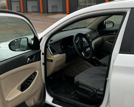 Белый Хендай Туксон, объемом двигателя 2 л и пробегом 180 тыс. км за 16300 $, фото 9 на Automoto.ua