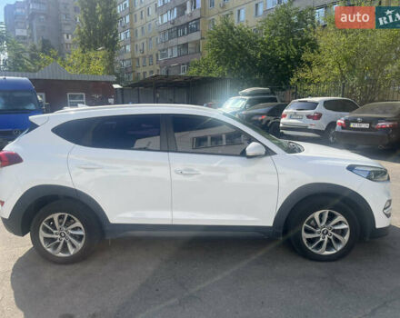 Белый Хендай Туксон, объемом двигателя 2 л и пробегом 230 тыс. км за 16800 $, фото 2 на Automoto.ua