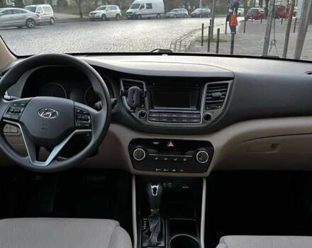 Белый Хендай Туксон, объемом двигателя 2 л и пробегом 99 тыс. км за 10600 $, фото 2 на Automoto.ua