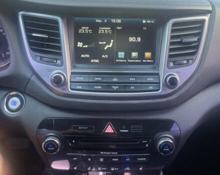 Белый Хендай Туксон, объемом двигателя 2 л и пробегом 230 тыс. км за 16800 $, фото 5 на Automoto.ua