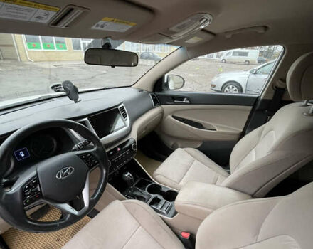 Белый Хендай Туксон, объемом двигателя 1.59 л и пробегом 156 тыс. км за 16000 $, фото 16 на Automoto.ua