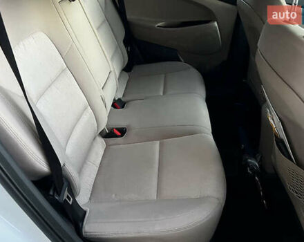 Белый Хендай Туксон, объемом двигателя 2 л и пробегом 99 тыс. км за 12600 $, фото 5 на Automoto.ua