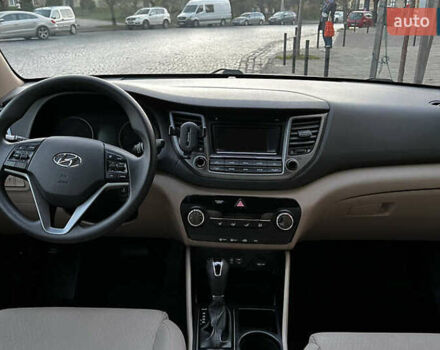 Белый Хендай Туксон, объемом двигателя 2 л и пробегом 99 тыс. км за 12600 $, фото 2 на Automoto.ua