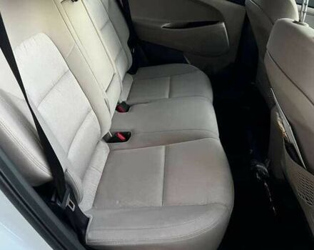 Белый Хендай Туксон, объемом двигателя 2 л и пробегом 99 тыс. км за 10600 $, фото 5 на Automoto.ua