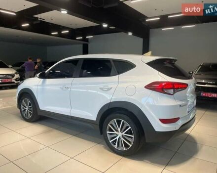 Белый Хендай Туксон, объемом двигателя 2 л и пробегом 152 тыс. км за 18800 $, фото 5 на Automoto.ua