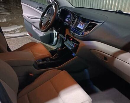 Білий Хендай Туксон, об'ємом двигуна 2 л та пробігом 97 тис. км за 14200 $, фото 16 на Automoto.ua