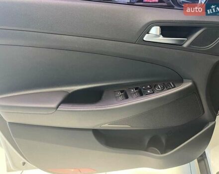 Белый Хендай Туксон, объемом двигателя 2 л и пробегом 152 тыс. км за 18800 $, фото 10 на Automoto.ua
